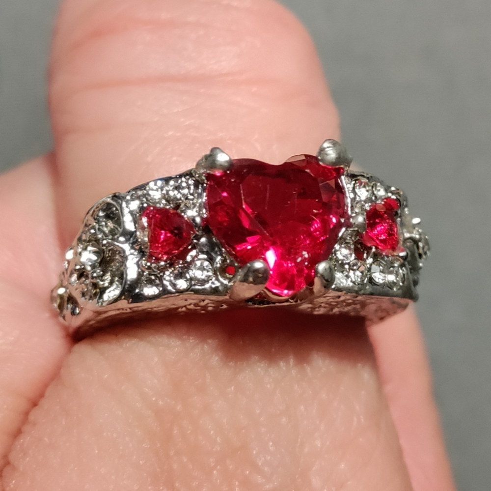 ♥️✨NEW Stainless Steel Elegant Silver and Red Gemstone Heart Ring